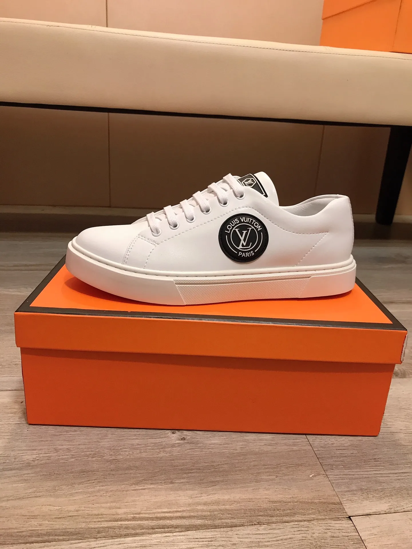 Factory price P360 👟👟💥【LV Louis Vuitton】The latest trendy casual shoes for men, made of imported cowhide with brand logo, genuine leather lining, rubber outsole that is wear-resistant and non-slip, high-level version, perfect on-foot effect, and exquisite workmanship. Code number: 38-44